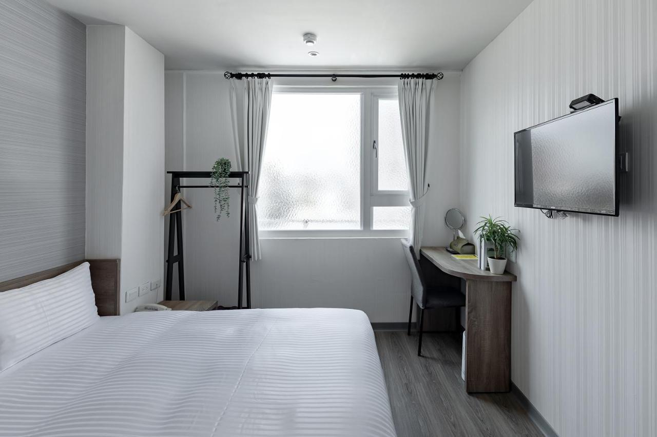 Hotel Brown - Zhongzheng 台南 エクステリア 写真
